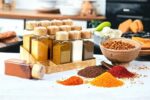 ⁦طقم توابل اكريلك 12قطعه علي حامل خشب⁩ - الصورة ⁦2⁩