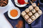 ⁦طقم توابل اكريلك 12قطعه علي حامل خشب⁩ - الصورة ⁦4⁩