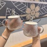 ⁦مج منقرش زجاج بغطاء دبدوب⁩ - الصورة ⁦2⁩